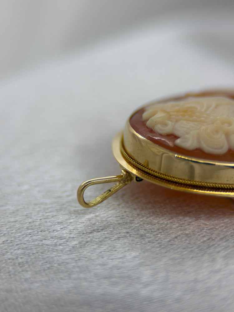 18K Snäckcamé hänge/brosch – Damsilhuett, 3.4 cm