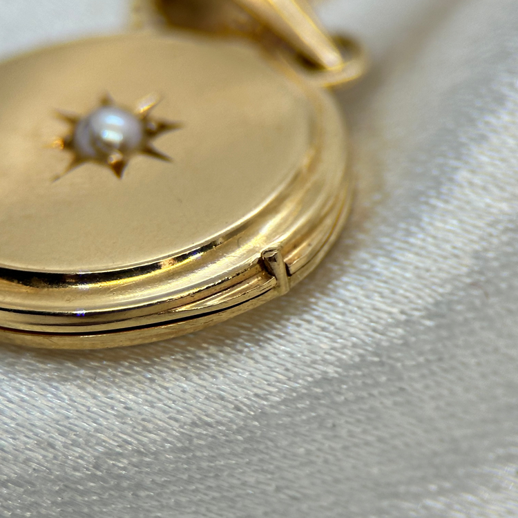 18K Medaljong med fröpärla - 4,1g