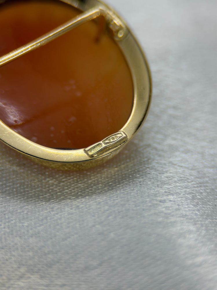 18K Snäckcamé hänge/brosch – Damsilhuett, 3.4 cm