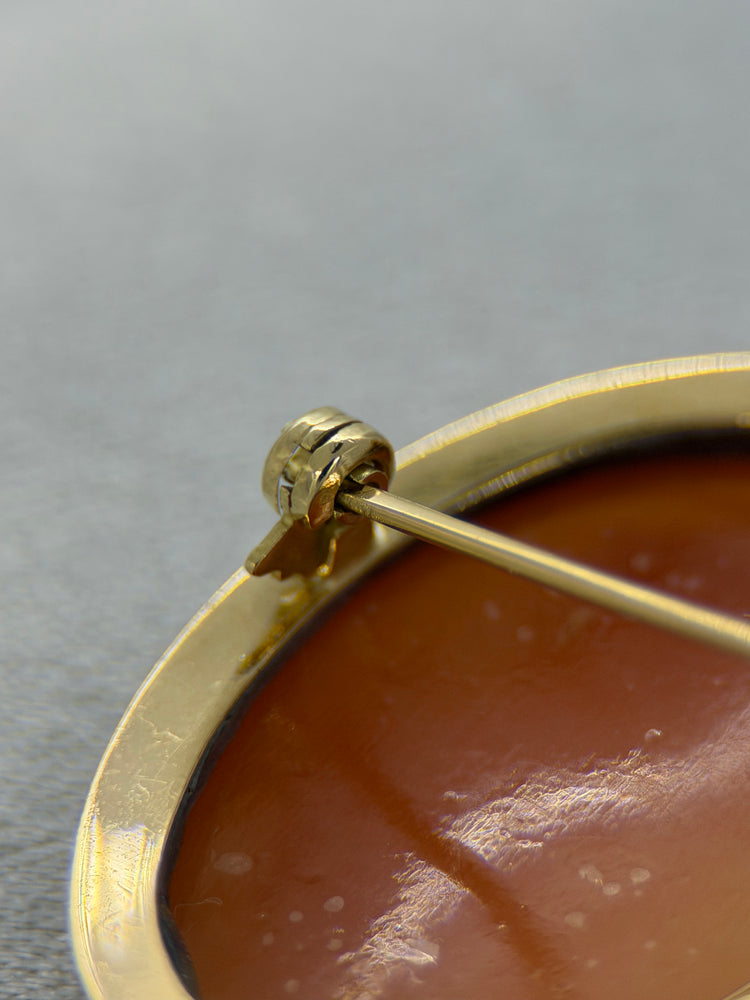 18K Snäckcamé hänge/brosch – Damsilhuett, 3.4 cm