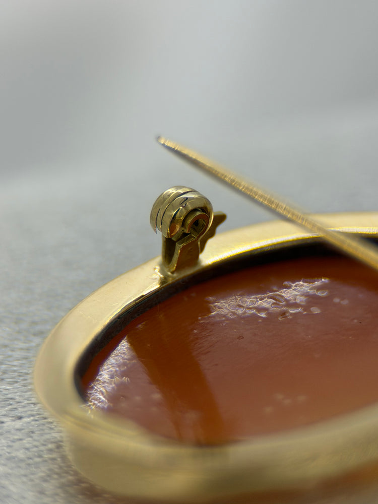 18K Snäckcamé hänge/brosch – Damsilhuett, 3.4 cm