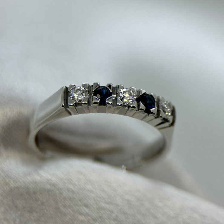 18K Safir och diamantring - 0.15ct