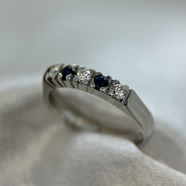 18K Safir och diamantring - 0.15ct