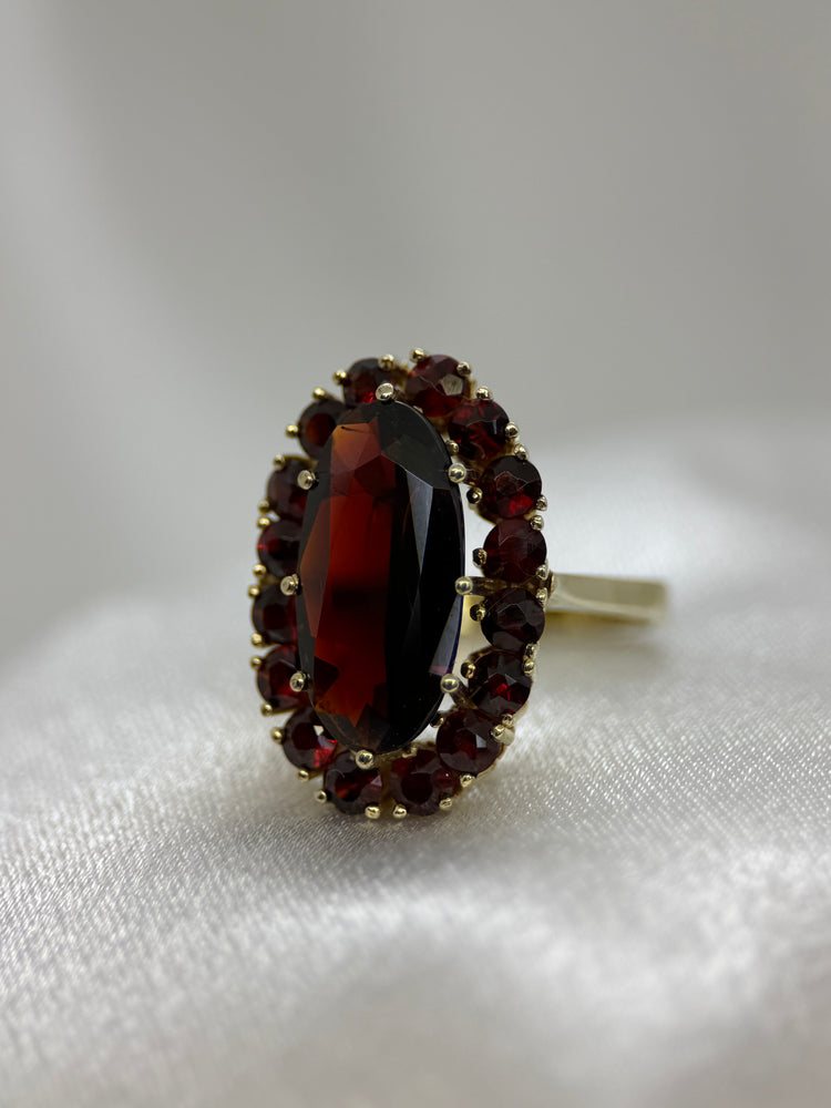 8K Granatring – Oval klusterfattning, Storlek 57