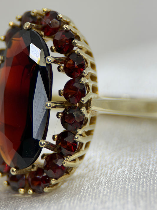 8K Granatring – Oval klusterfattning, Storlek 57