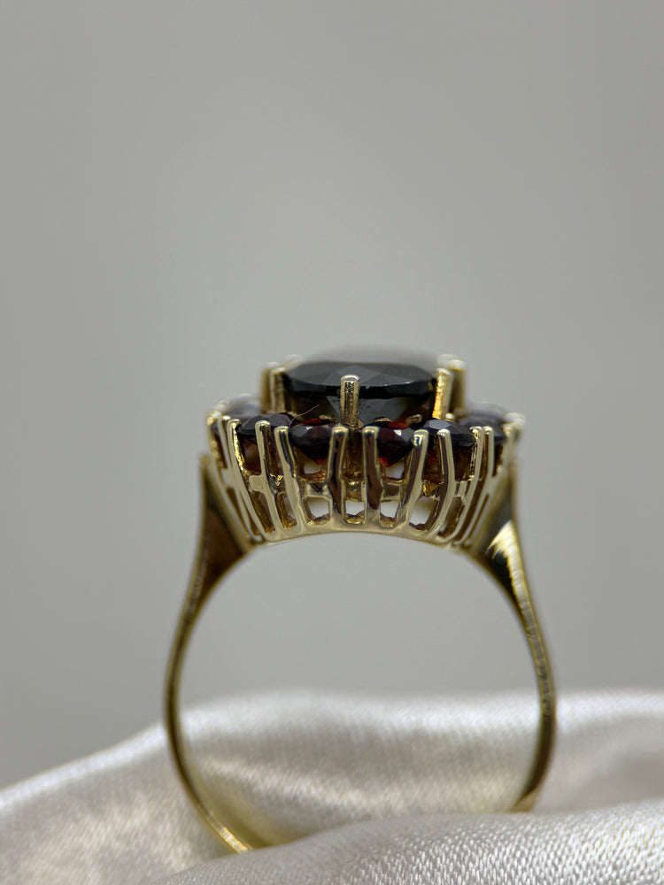 8K Granatring – Oval klusterfattning, Storlek 57