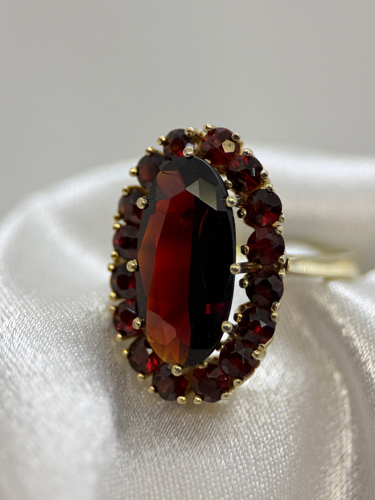 8K Granatring – Oval klusterfattning, Storlek 57