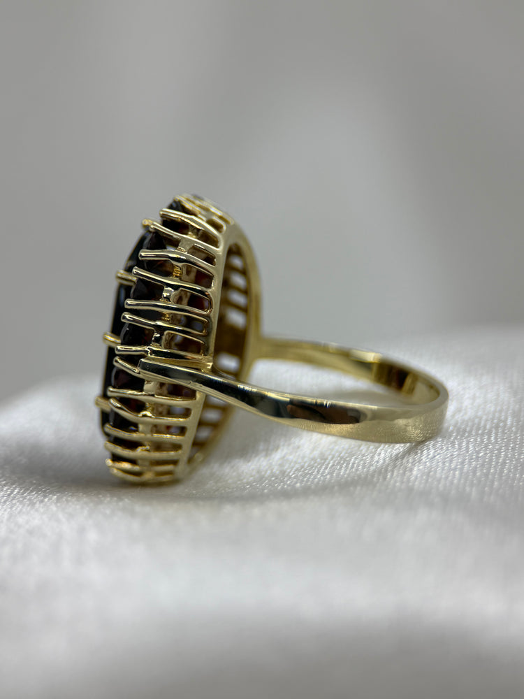 8K Granatring – Oval klusterfattning, Storlek 57