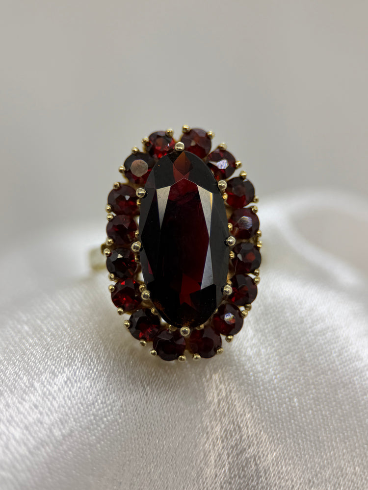 8K Granatring – Oval klusterfattning, Storlek 57