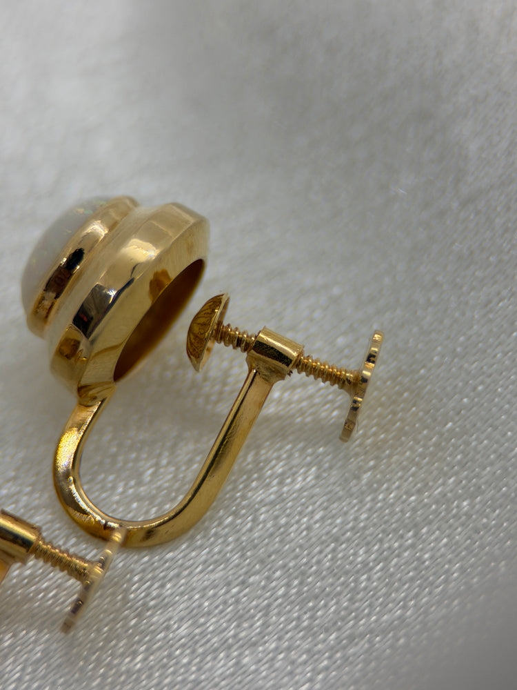 18K Opалörhängen – Vita opaler med färgspel, 1 cm