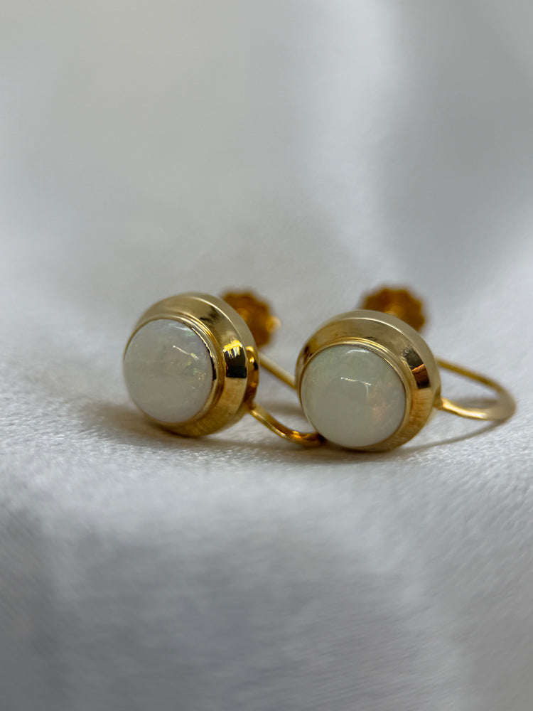 18K Opалörhängen – Vita opaler med färgspel, 1 cm
