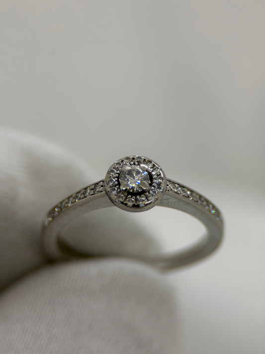 18K Diamantring omgiven av pavédiamanter, Storlek 53