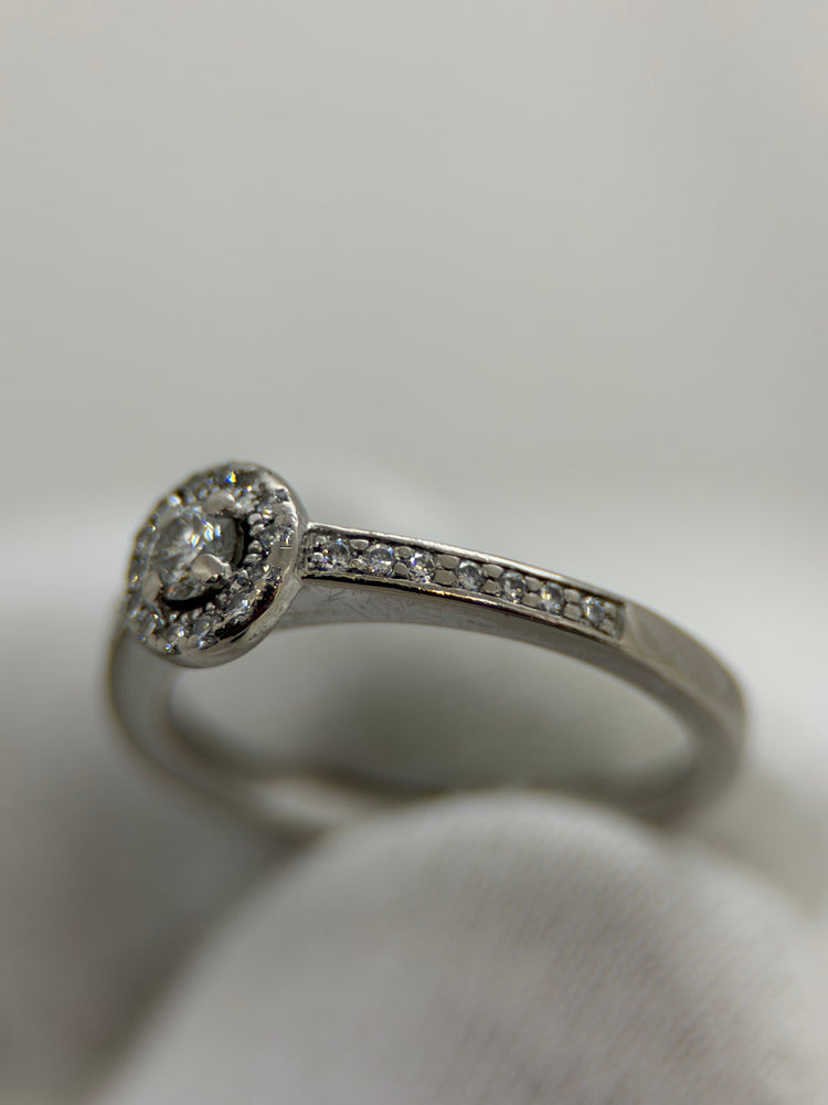 18K Diamantring omgiven av pavédiamanter, Storlek 53