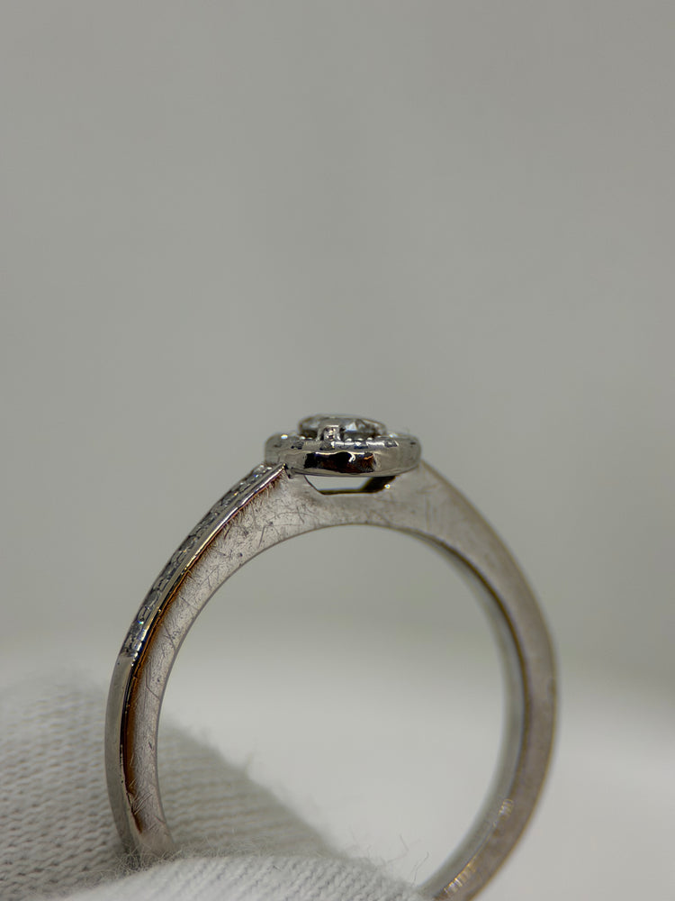 18K Diamantring omgiven av pavédiamanter, Storlek 53
