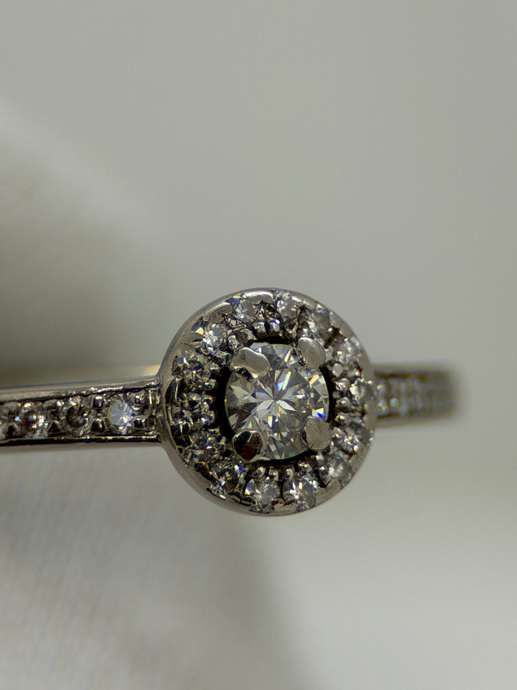 18K Diamantring omgiven av pavédiamanter, Storlek 53