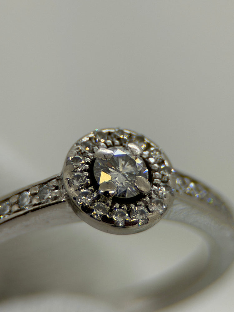 18K Diamantring omgiven av pavédiamanter, Storlek 53