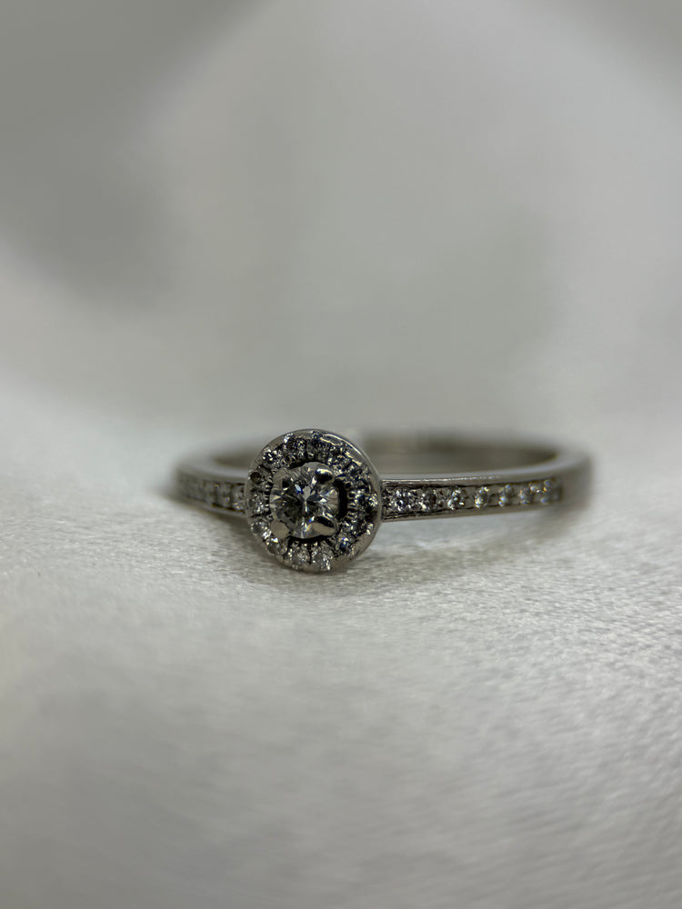 18K Diamantring omgiven av pavédiamanter, Storlek 53