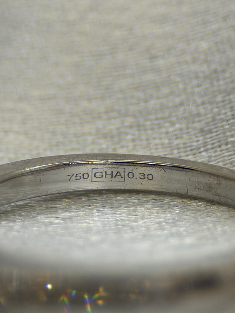 18K Diamantring omgiven av pavédiamanter, Storlek 53