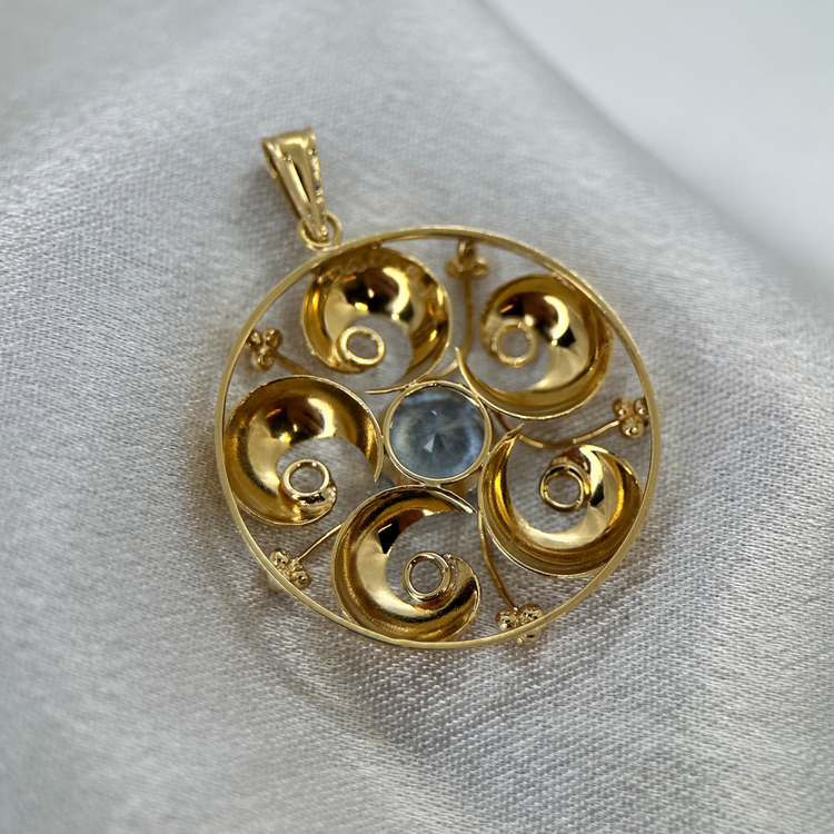 18K Hänge med Syntetisk Blå Sten - 1955