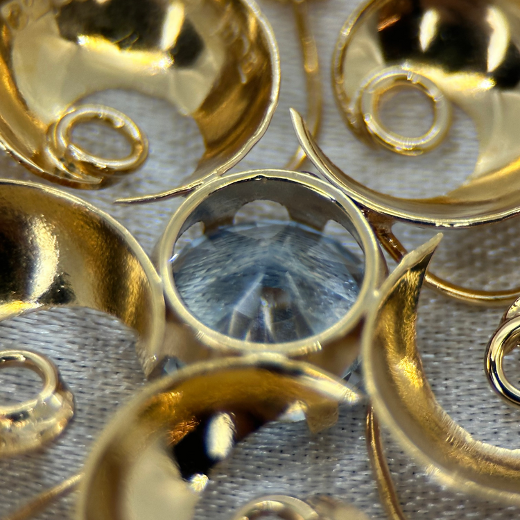 18K Hänge med Syntetisk Blå Sten - 1955