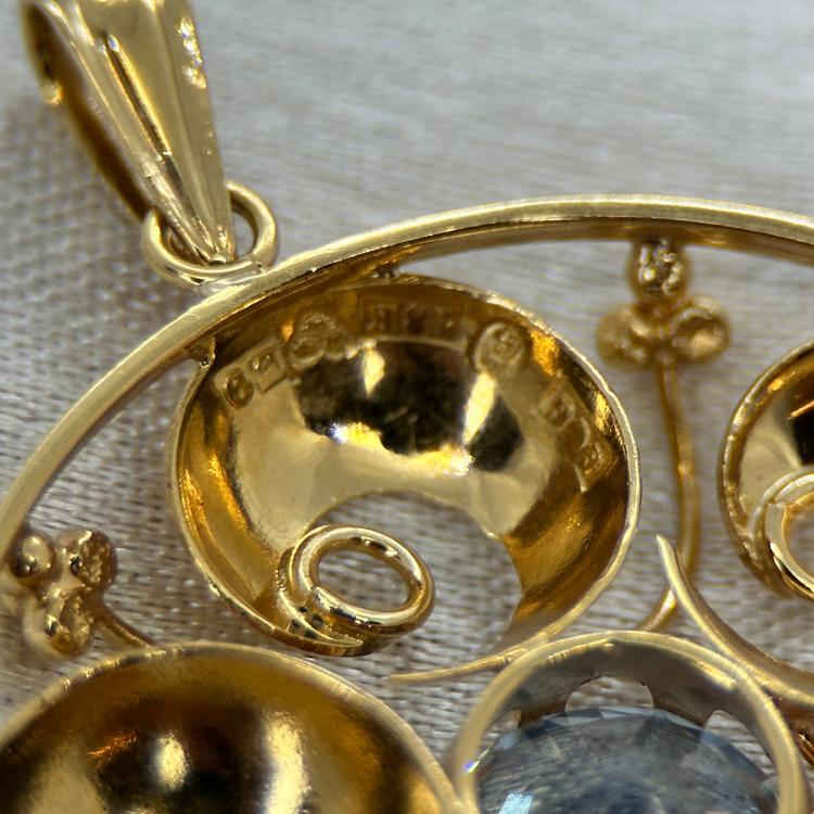 18K Hänge med Syntetisk Blå Sten - 1955