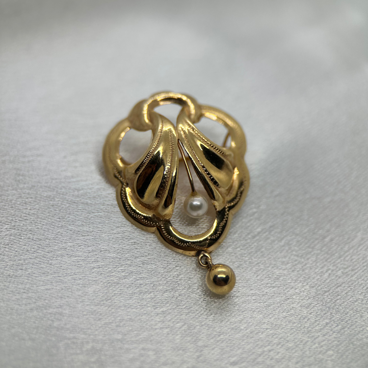 18K Gold Brooch with Cultured Pearl