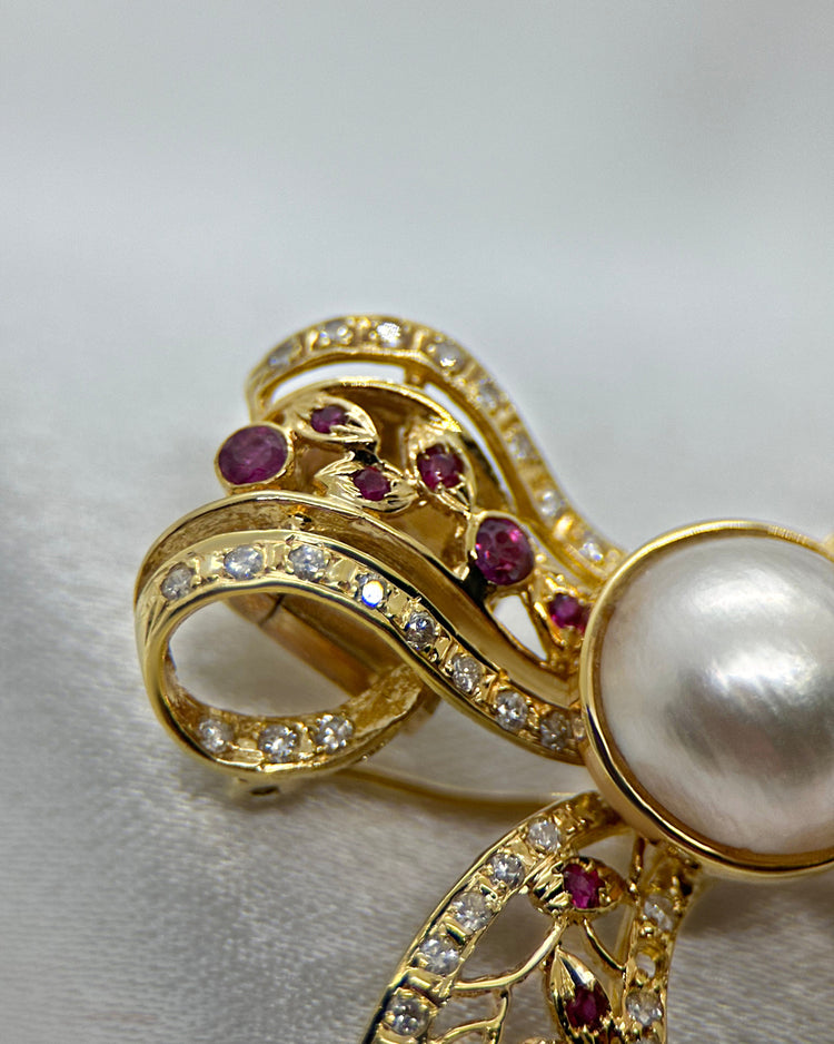 14K Guldhänge/Brosch med Mabépärla, Rubiner och Diamanter