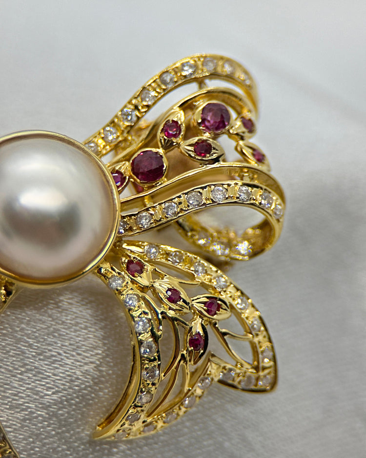 14K Guldhänge/Brosch med Mabépärla, Rubiner och Diamanter