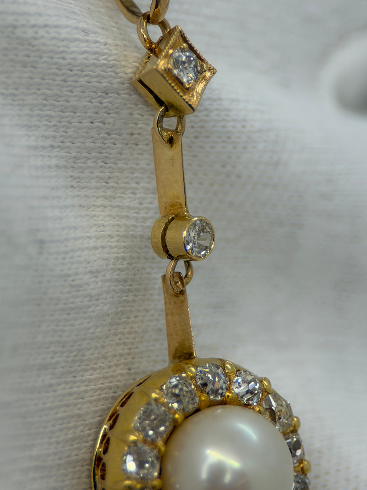18K Diamant- och odlad pärlhänge – ca 0.60 ct, 3.8 cm