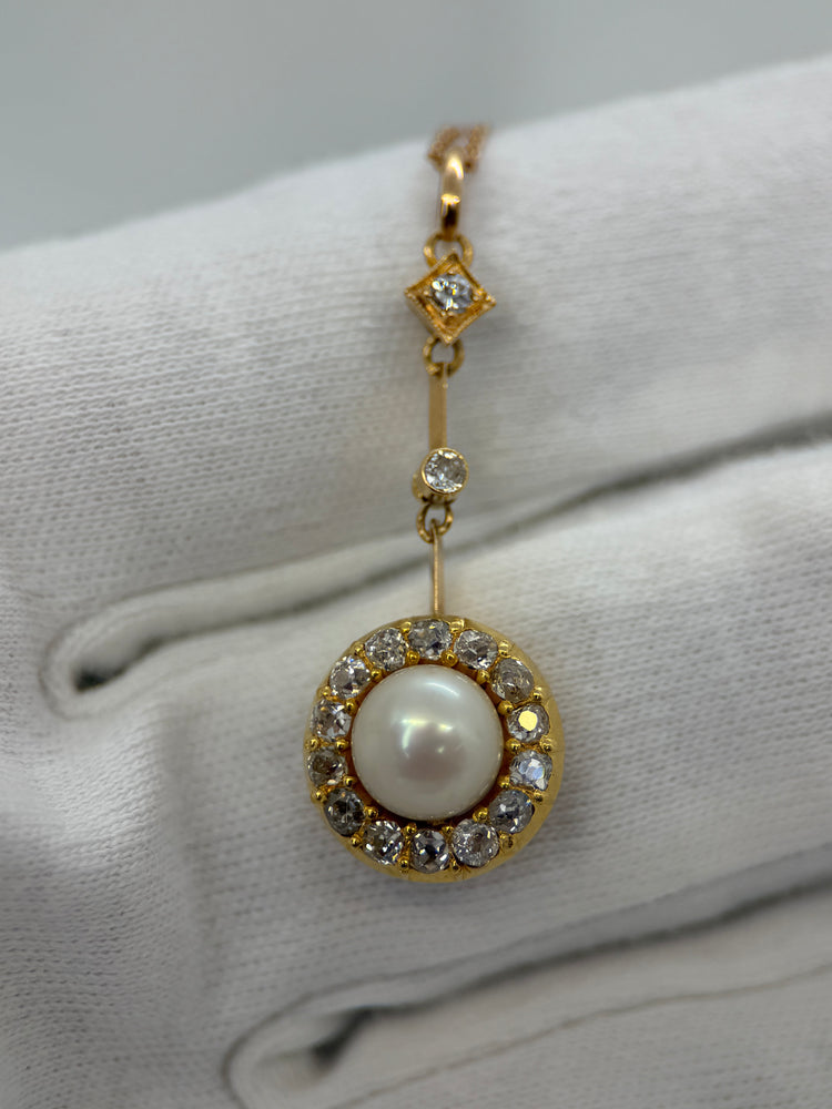 18K Diamant- och odlad pärlhänge – ca 0.60 ct, 3.8 cm