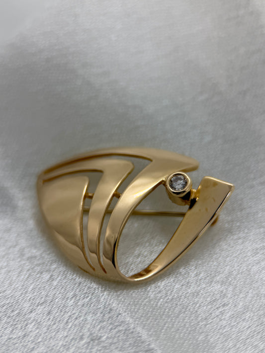 18K Brosch – Segelbåt med vit sten, 2.7 cm