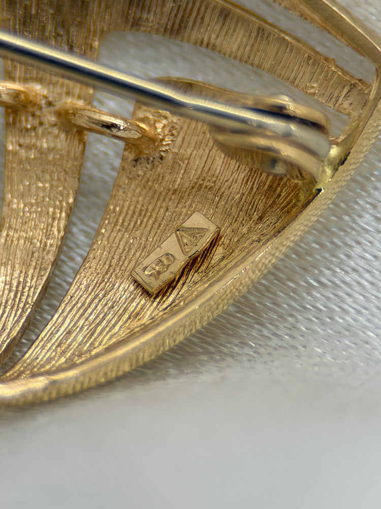 18K Brosch – Segelbåt med vit sten, 2.7 cm