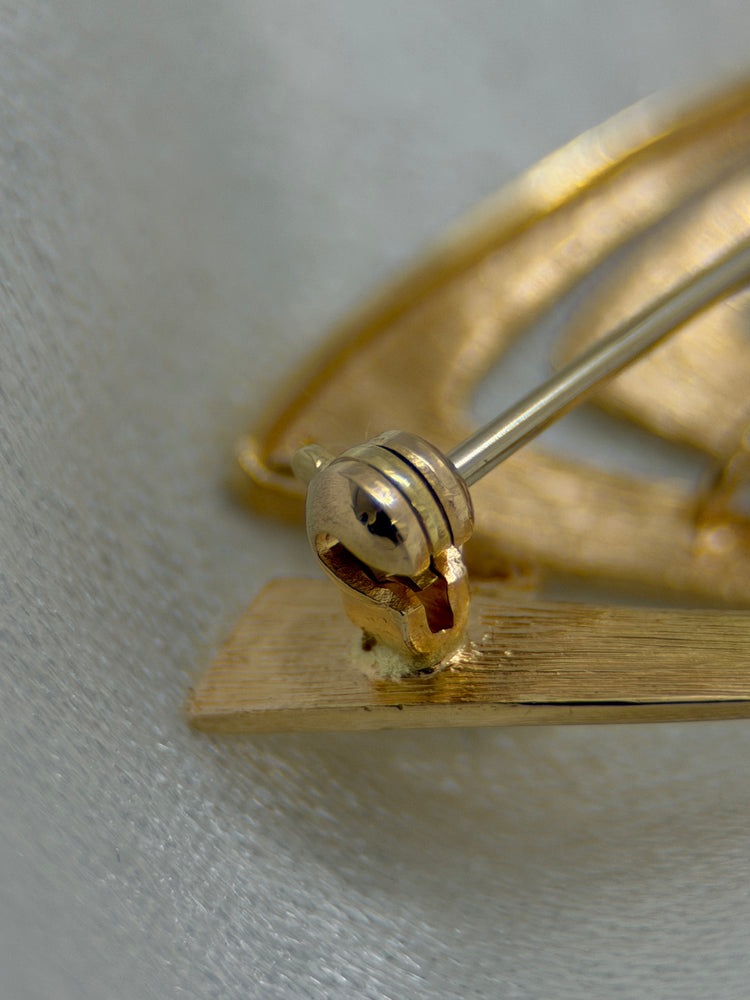 18K Brosch – Segelbåt med vit sten, 2.7 cm
