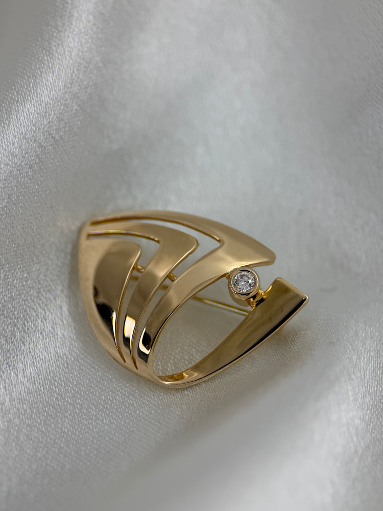 18K Brosch – Segelbåt med vit sten, 2.7 cm