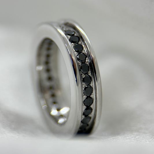 18K Ring med svarta diamanter - Ringstorlek 54½