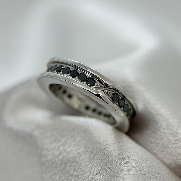 18K Ring med svarta diamanter - Ringstorlek 54½