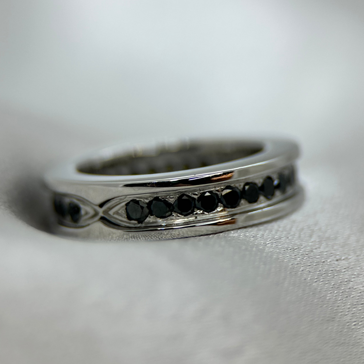 18K Ring med svarta diamanter - Ringstorlek 54½