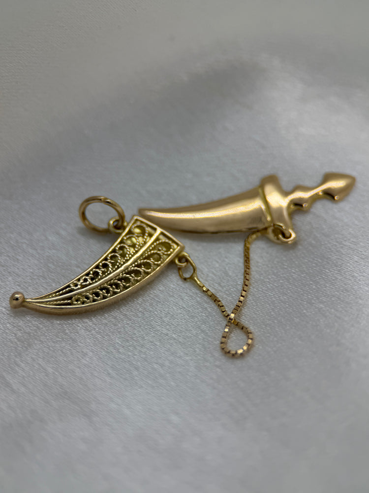 18K Charm Pendant – Oriental Dagger, 3.2 cm