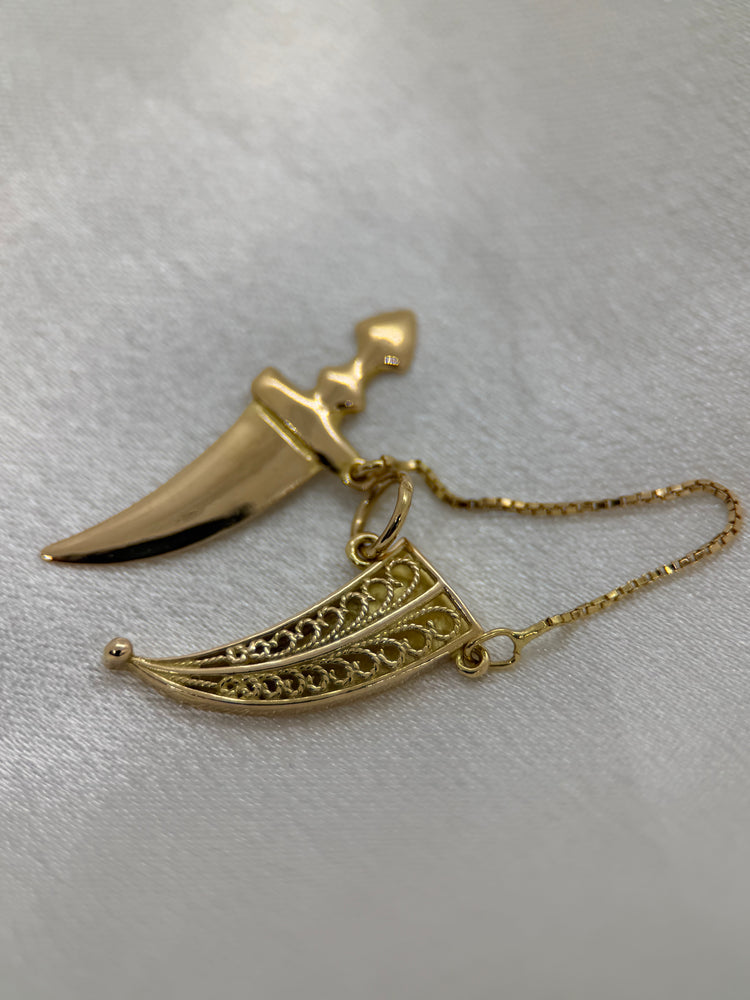 18K Charm Pendant – Oriental Dagger, 3.2 cm
