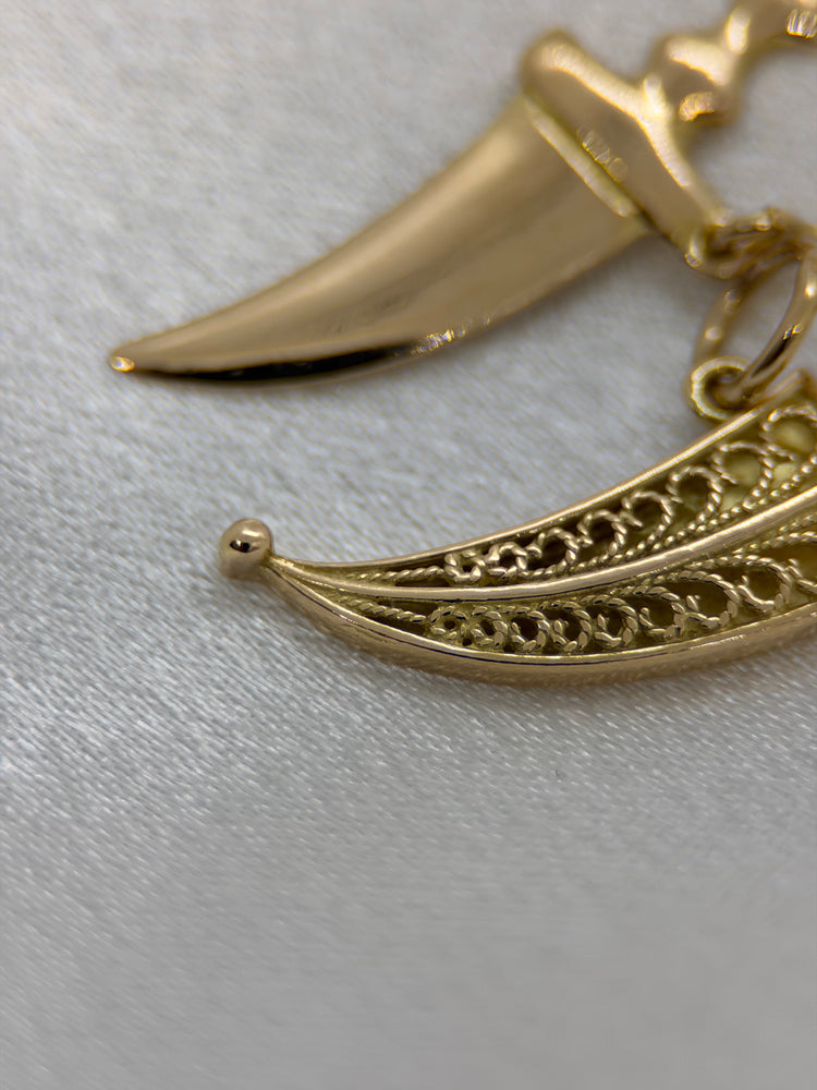 18K Charm Pendant – Oriental Dagger, 3.2 cm