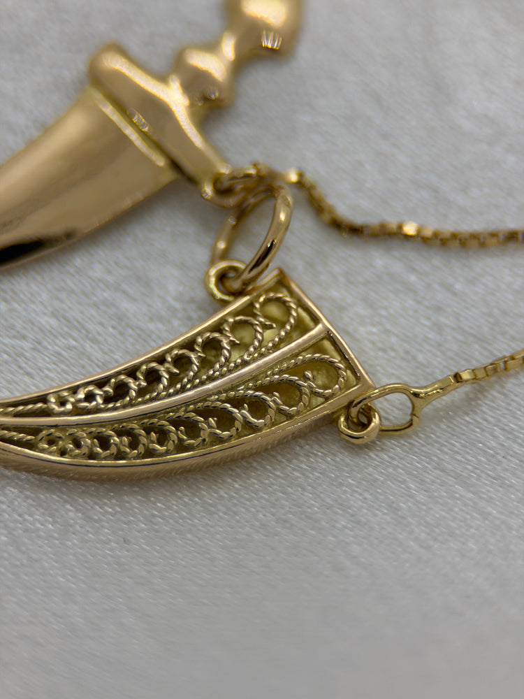 18K Charm Pendant – Oriental Dagger, 3.2 cm