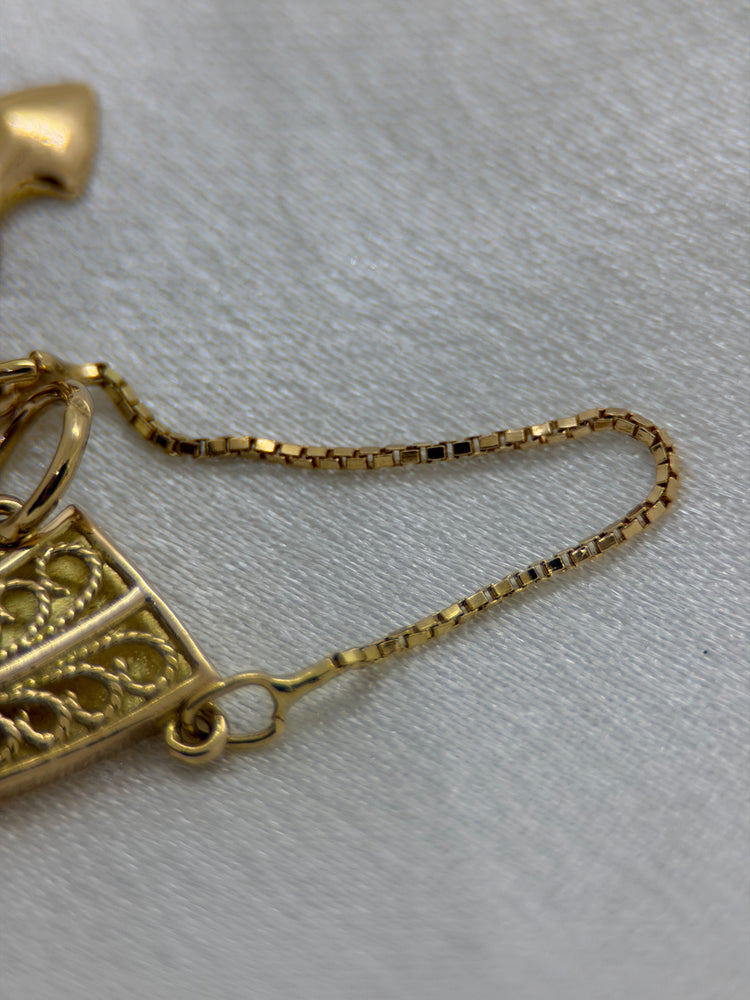 18K Charm Pendant – Oriental Dagger, 3.2 cm