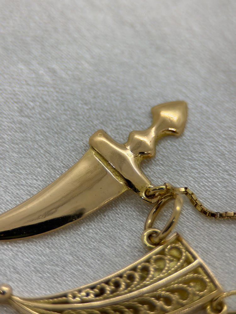 18K Charm Pendant – Oriental Dagger, 3.2 cm