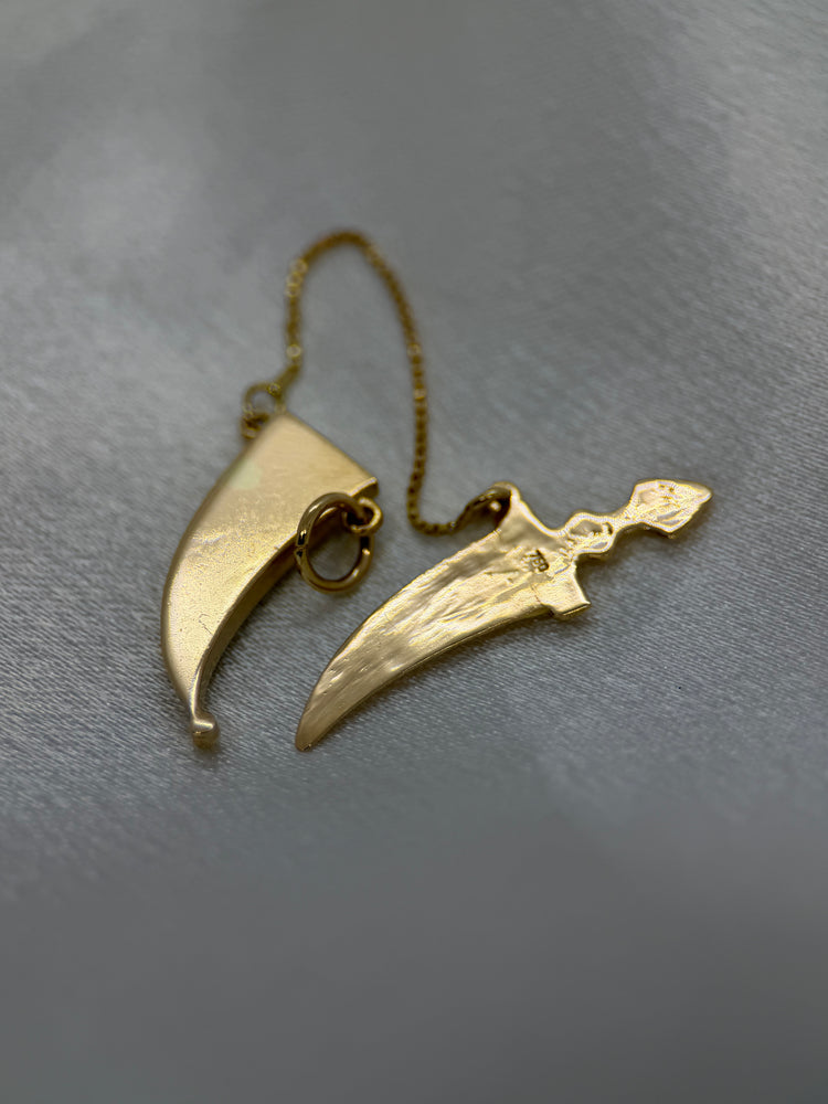 18K Charm Pendant – Oriental Dagger, 3.2 cm