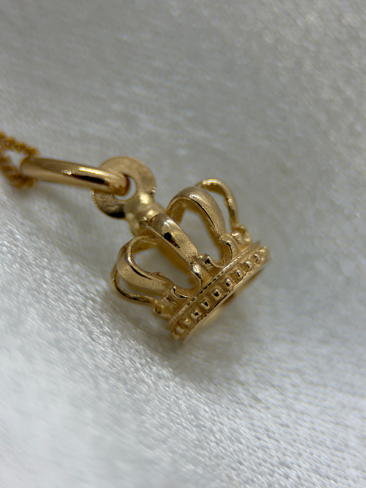 18K Crown Charm Pendant – Uno A Erre, 1.3g