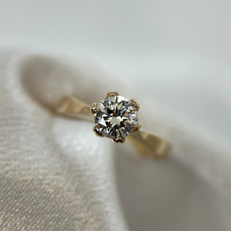 18K Solitärring från Jarl Sandin - 0,87 ct river färgat VVS ringstorlek 53