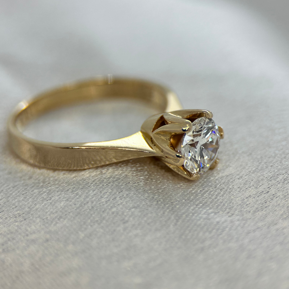 Rödguld diamantring sigger på sidan med 6 klo