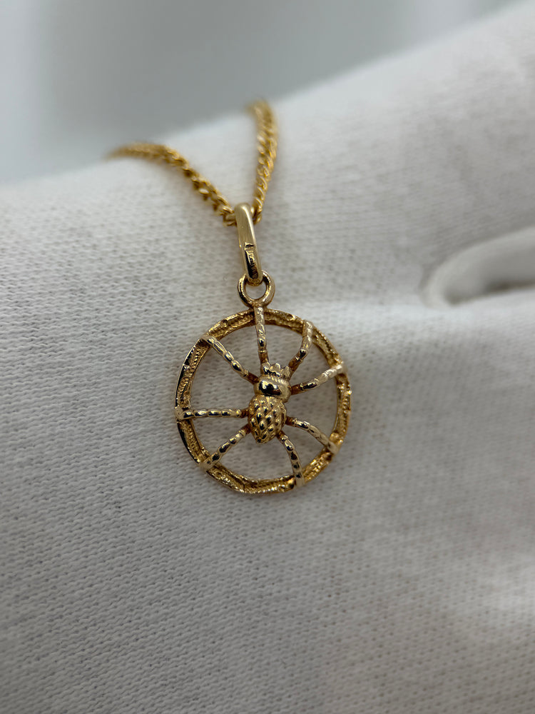 18K Spider Pendant – Openwork, 2.2 cm