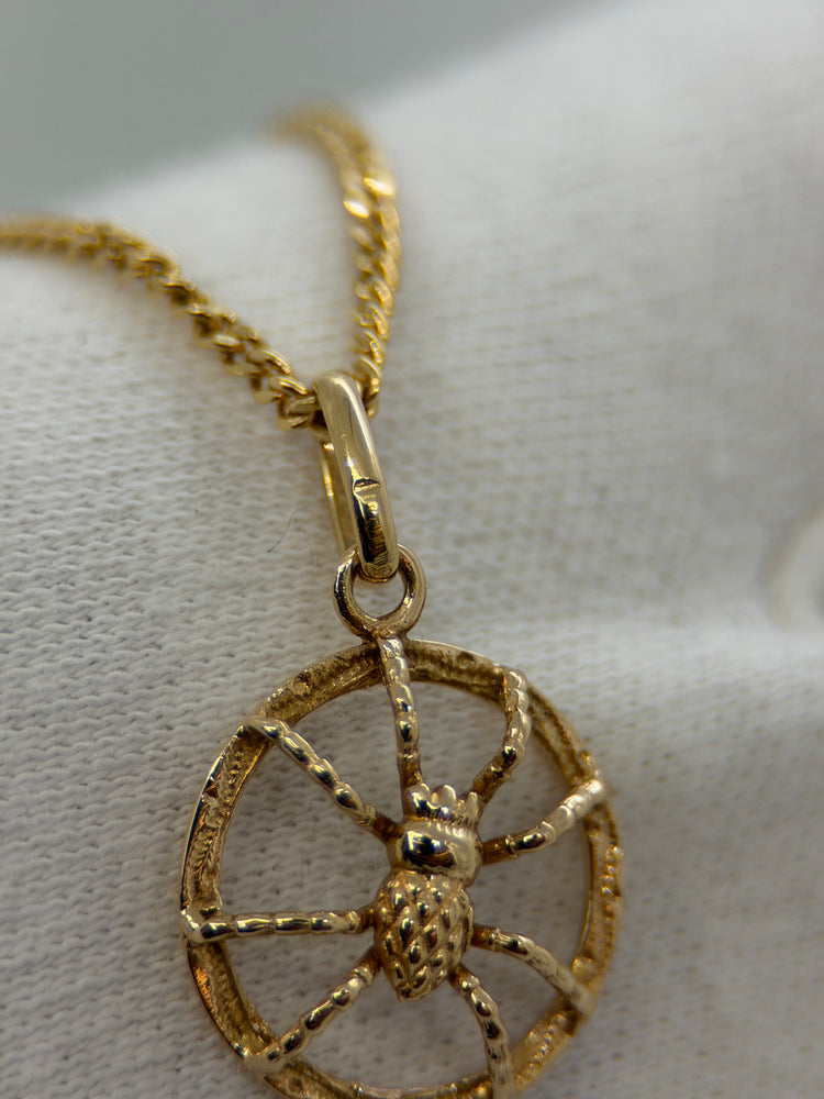 18K Spider Pendant – Openwork, 2.2 cm
