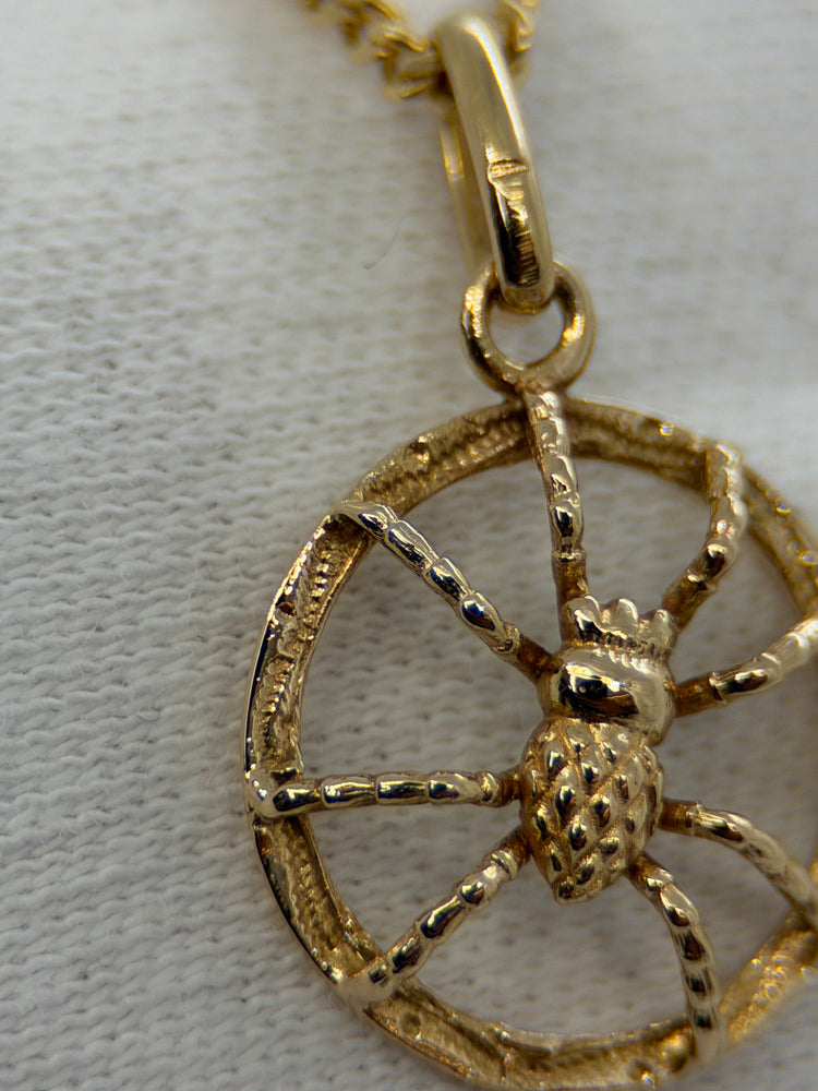 18K Spider Pendant – Openwork, 2.2 cm